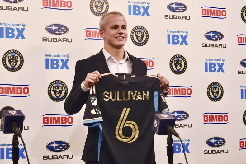 Cavan Sullivan, de 14 años, posa con la camiseta del Filadelfia Union, durante una rueda de prensa, el jueves 9 de mayo de 2024. (Jonathan Tannenwald/The Philadelphia Inquirer vía AP)