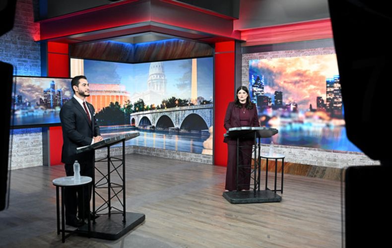 Los candidatos demócratas al Senado Abdul El-Sayed (izq) y Haley Stevens en su debate en Southfield, Michigan, el 27 de julio del 2026. (Robin Buckson/Detroit News via AP, Pool)