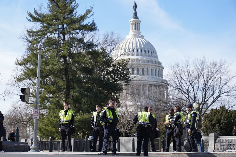Policías del Capitolio federal están parados cerca de una protesta afuera de la Corte Suprema de Estados Unidos el jueves 8 de febrero de 2024 en Washington. (AP Foto/Mariam Zuhaib)