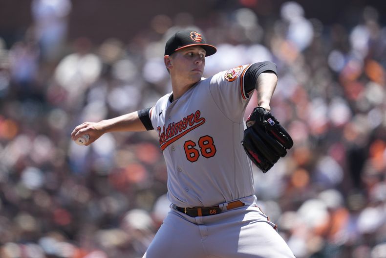 El lanzador de los Orioles de Baltimore Tyler Wells trabaja en la primera entrada en el encuentro ante los Gigantes de San Francisco el domingo 4 de junio del 2023. (AP Foto/Jeff Chiu)