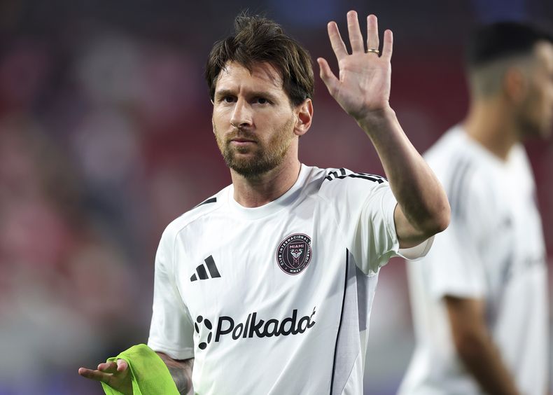 El astro argentino Lionel Messi, del Inter Miami, saluda a la hinchada antes de un amistoso ante Orlando City el viernes 14 febrero, 2025, en Tampa, Estados Unidos. (AP Foto/Mike Carlson)
