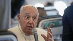 El papa Francisco conversa con periodistas durante el viaje de regreso a Roma al final de su visita de cuatro días a Bélgica y Luxemburgo, el domingo 29 de septiembre de 2024. (AP Foto/Andrew Medichini, Pool)