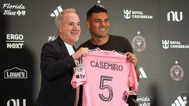 Jorge Mas,copropietario del Inter Miami, presenta al brasileño Casemiro como nuevo integrante del equipo el jueves 30 de julio de 2026 (AP Foto/Marta Lavandier)