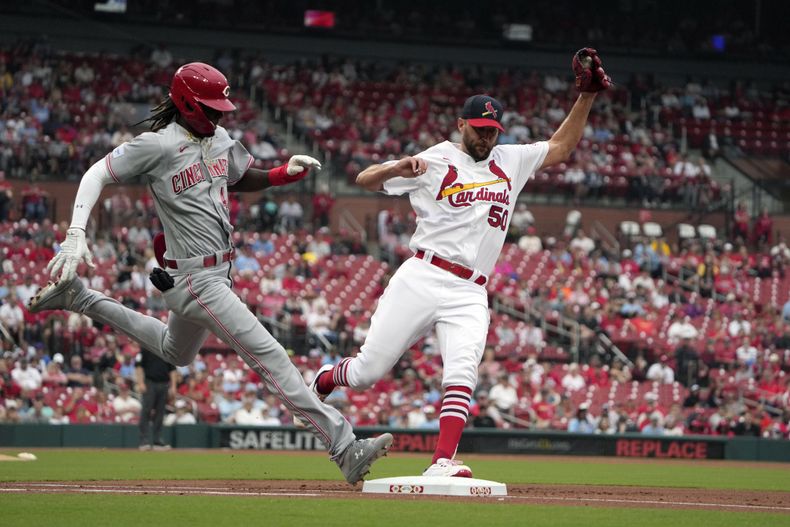 Elly De La Cruz de los Rojos de Cincinnati alcanza primera con un sencillo frente al lanzador Adam Wainwright de los Cardenales de San Luis el domingo 11 de junio del 2023. (AP Foto/Jeff Roberson)