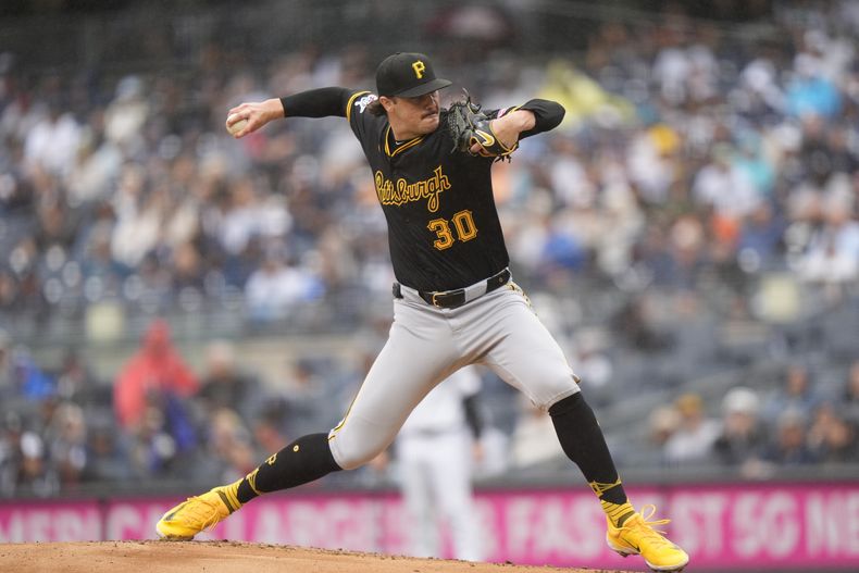 Paul Skenes de los Piratas de Pittsburgh lanza en la primera entrada del encuentro ante los Yankees de Nueva York el sábado 28 de septiembre del 2024. (AP Foto/Frank Franklin II)