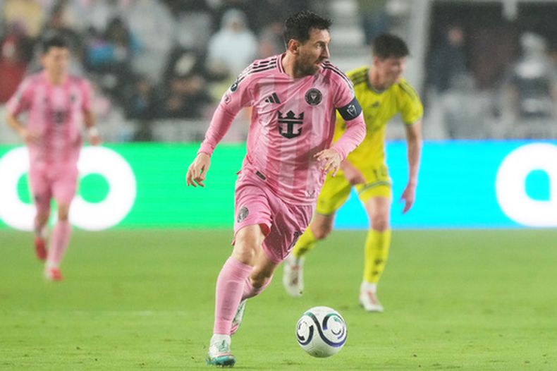 El delantero del Inter Miami Lionel Messi avanza con el balón en el encuentro ante Nashville de los octavos de final de la CONCACAF Copa de Campeones el miércoles 18 de marzo del 2026. (AP Foto/Marta Lavandier)
