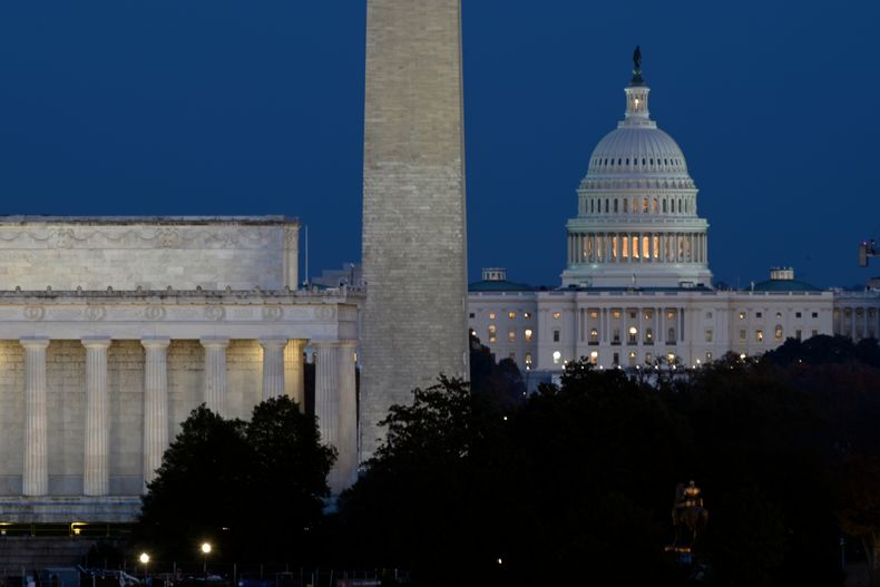 El Monumento a Lincoln, el Monumento a Washington y el Capitolio de Estados Unidos, en Washington, el 4 de noviembre de 2025. (AP Foto/John McDonnell)