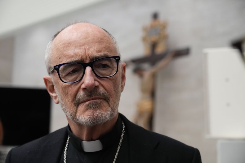 El prefecto del Dicasterio para el Servicio del Desarrollo Humano Integral, el cardenal Michael Czerny, se reúne con la prensa en la sala de prensa del Vaticano, en Roma, el 30 de marzo de 2023. (AP Foto/Gregorio Borgia, Archivo)