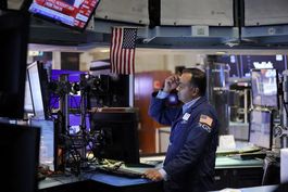 FOTO DE ARCHIVO: Un operador trabaja en el piso de la Bolsa de Valores de Nueva York (NYSE) en Manhattan, Nueva York, EEUU, 13 de septiembre de 2022. REUTERS/Andrew Kelly