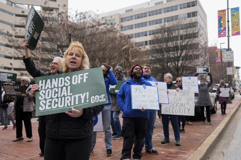 Manifestantes reunidos fuera de la corte federal Edward A. Garmatz, el viernes 14 de marzo de 2025, en Baltimore, antes de una audiencia respecto al acceso del Departamento de Eficiencia Gubernamental a datos del Seguro Social. (AP Foto/Stephanie Scarbrough)