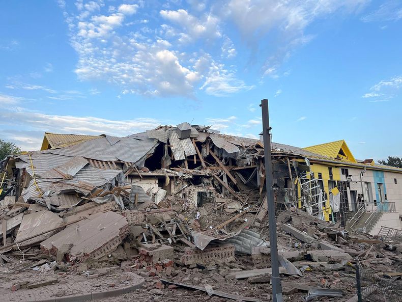 En esta imagen difundida en el canal de Telegram de la oficina del gobernador de la región de Belgorod, Vyacheslav Gladkov, el lunes 2 de septiembre de 2024, se ve un kínder destruido después de un ataque con misiles de las Fuerzas Armadas de Ucrania contra la ciudad de Belgorod, Rusia. (Canal de Telegram de la oficina del gobernador de la región de Belgorod, Vyacheslav Gladkov vía AP)