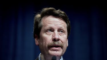Biden nombra a Robert Califf para dirigir de nuevo FDA