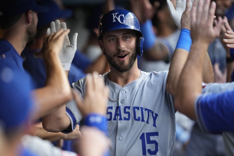 Paul DeJong de los Reales de Kansas City celebra su jonrón en la segunda entrada del juego ante los Guardianes de Cleveland el martes 27 de agosto del 2024. (AP Foto/Sue Ogrocki)