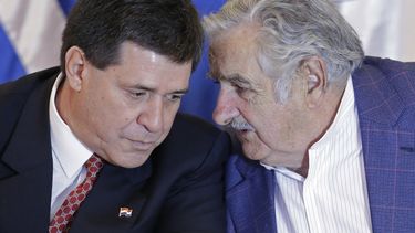 americateve | El presidente de Uruguay Jos&eacute; Mujica, a la derecha, dialoga con su par de Paraguay Horacio Cartes en el palacio presidencial en Asunci&oacute;n, el viernes 18 de julio de 2014. (AP foto/Jorge Saenz)