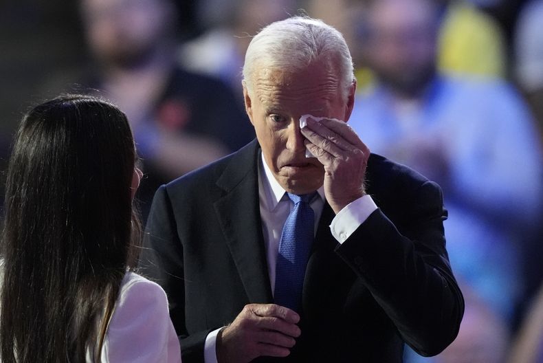 El presidente Joe Biden se enjuga una lágrima junto a su hija Ashley durante la Convención Nacional Demócrata el lunes 19 de agosto de 2024, en Chicago. (AP Foto/Charles Rex Arbogast)