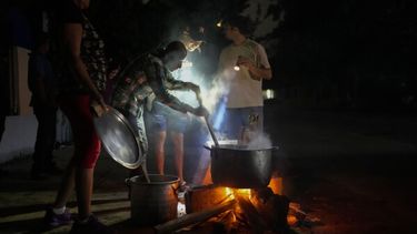 Crisis energética en Cuba obliga a la población a cocinar con carbón
