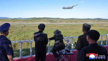ARCHIVO - Esta foto, proporcionada por el gobierno de Corea del Norte, muestra al mandatario norcoreano Kim Jong Un inspeccionando una prueba de un dron en un lugar no revelado de Corea del Norte el jueves 18 de septiembre de 2025. (Agencia Central de Noticias de Corea/Korea News Service vía AP)