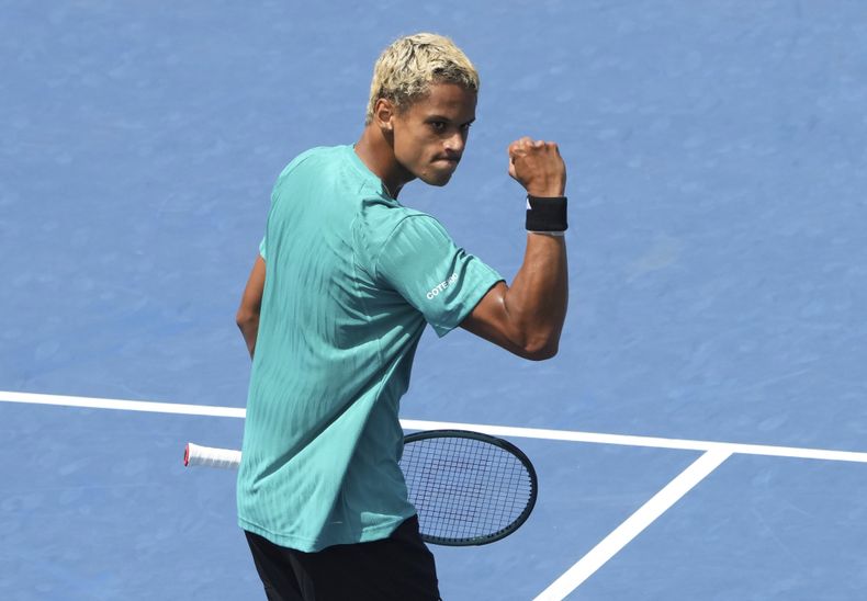 Gabriel Diallo, de Canadá, reacciona durante un partido contra Matteo Gigante, de Italia, en el torneo de tenis masculino National Bank Open, el miércoles 30 de julio de 2025, en Toronto. (Nathan Denette/The Canadian Press vía AP)