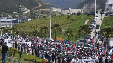 Marroquíes protestan por la llegada de un carguero de Maersk que lleva piezas de avión que sospechan se dirigen a Israel, a las afueras del puerto Tánger Med, el domingo 20 de abril de 2025. (AP Foto/Mosaab Elshamy)
