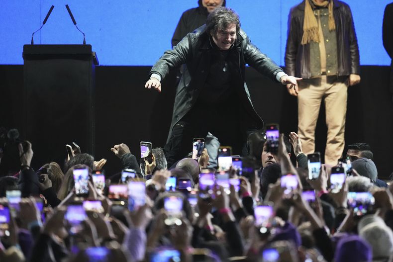 El presidente Javier Milei interactúa con sus simpatizantes en un mitin de campaña previo a las elecciones legislativas provinciales, en Moreno, provincia de Buenos Aires, Argentina, el miércoles 3 de septiembre de 2025. (AP Foto/Natacha Pisarenko)