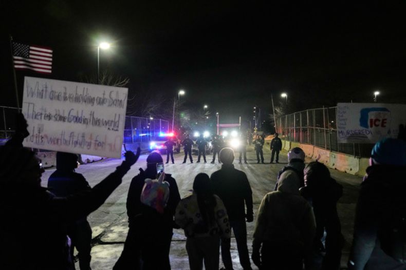 Agentes federales de inmigración se enfrentan a manifestantes fuera del edificio federal Obispo Henry Whipple, el jueves 15 de enero de 2026, en Minneapolis, Minnesota. (AP Foto/Yuki Iwamura, Archivo)