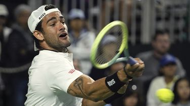 ARCHIVO - Foto del 10 de marzo del 2023, el italiano Matteo Berrettini enfrenta al japones Taro Daniel en Indian Wells. El viernes 28 de abril del 2023, Berrettini se da de baja del Abierto de Italia debido a un desgarro del músculo de estómago. (AP Foto/Mark J. Terrill, Archivo)