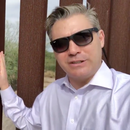 El periodista cubano-americano Jim Acosta esta siendo el centro de burlas por probar accidentalmente que los muros fronterizos funcionan