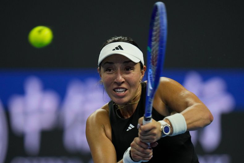 Jessica Pegula, de Estados Unidos, regresa un tiro a su compatriota Emma Navarro en un partido individual de los cuartos de final del torneo de tenis Abierto de China, el viernes 3 de octubre de 2025. (AP Foto/Ng Han Guan)