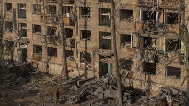 Un edificio dañado por un ataque ruso en Kiev, Ucrania, el 24 de abril del 2025. (AP foto/Alex Babenko)