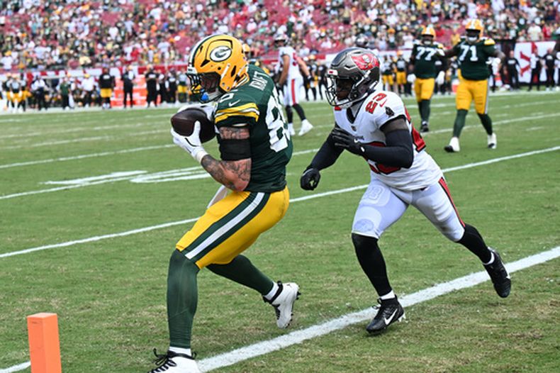 Tucker Kraft (85), ala cerrada de los Packers de Green Bay, atrapa un pase de touchdown mientras el profundo Tykee Smith (23), de los Buccaneers de Tampa Bay, defiende durante la segunda mitad del partido de la NFL, el domingo 4 de octubre de 2026, en Tampa, Florida. (AP Foto/Jason Behnken)