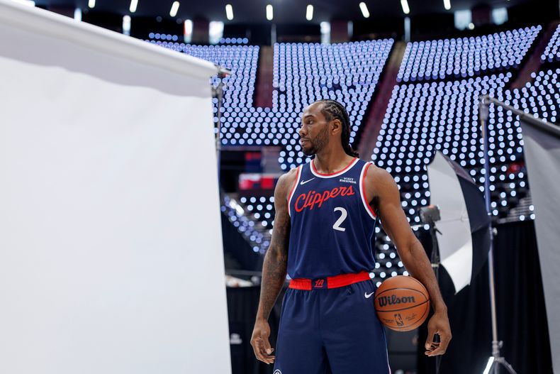 Kawhi Leonard de los Clippers de Los Ángeles posa para fotos durante el día de medios del equipo, el lunes 29 de septiembre de 2025, en Inglewood, California. (AP Foto/Eric Thayer)