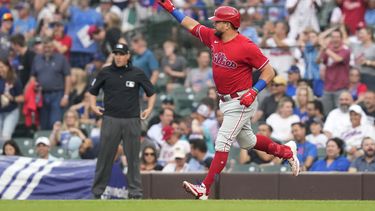 Kyle Schwarber de los Filis de Filadelfia hace un gesto hacia las gradas en el jardín derecho tras pegar un jonrón en el primer lanzamiento de Kyle Hendricks en la primera entrada el jueves 29 de junio del 2023. (AP Foto/Charles Rex Arbogast)
