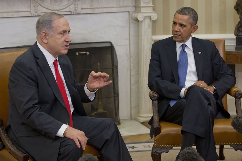 El presidente estadunidense Barack Obama (derecha) escucha al primer ministro israel&iacute; Benjamin Netanyahu durante una reuni&oacute;n en la Oficina Oval de la Casa Blanca en Washington el lunes 3 de marzo de 2014. (Foto AP/Pablo Mart&iacute;nez Monsi