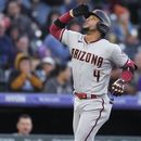 El dominicano Ketel Marte, de los Diamondbacks de Arizona, festeja tras conectar un jonrón en el juego del viernes 28 de abril de 2023, ante los Rockies de Colorado (AP Foto/David Zalubowski)