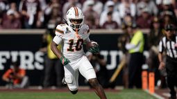 El receptor de Miami Malachi Toney regresa un despeje ante Texas A&M en la primera ronda de los playoffs colegiales el sábado 20 de diciembe del 2025. (AP Foto/Sam Craft)