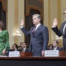 La directora de la Agencia de Seguridad Cibernética y de Infraestructura del Departamento de Seguridad Nacional de Estados Unidos, Jen Easterly (izquierda), el director del FBI Christopher Wray (centro), y Harry Coker, director de la Oficina del Director Nacional Cibernético, prestan juramento ante el Comité Selecto de la Cámara de Representantes sobre el Partido Comunista de China en el Capitolio, el miércoles 31 de enero de 2024, en Washington. (AP Foto/Mariam Zuhaib)
