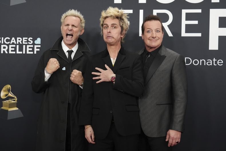 Mike Dirnt, de izquierda a derecha, Billie Joe Armstrong, y Tre Cool de Green Day llegan a la 67ª entrega anual de los Grammy el domingo 2 de febrero de 2025 en Los Ángeles. (Foto Jordan Strauss/Invision/AP)