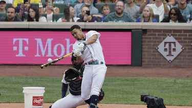 Julio Rodríguez, de los Marineros de Seattle, batea dentro del Derby de Jonrones, en la primera ronda en Seattle, el lunes 10 de julio de 2023. (AP Foto/John Froschauer)