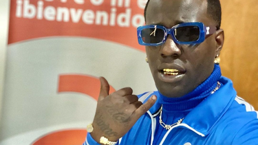 diaz-canel, te vas bajanda: asi es el nuevo tema de chocolate mc