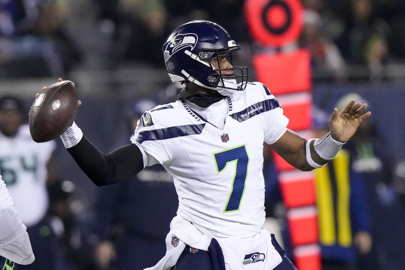 Geno Smith, quarterback de los Seahawks de Seattle, lanza un pase contra los Bears de Chicago en el partido del jueves 26 de diciembre de 2024 (AP Foto/Nam Y. Huh)