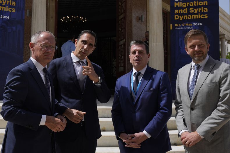 El ministro del Interior de Chipre Konstantinos Ioannou, segundo a la izquierda, habla con sus homólogos de Austria, Gerhard Karner, izquierda, República Checa, Vít Rakusan, derecha, y con el ministro de Migración y Asilo de Grecia, Dimitris Kairides, segundo a la derecha, durante la Cumbre de Ministros sobre Migración y Dinámica de Siria, en Nicosia, Chipre, el viernes 17 de mayo de 2024. (AP Foto/Petros Karadjias)