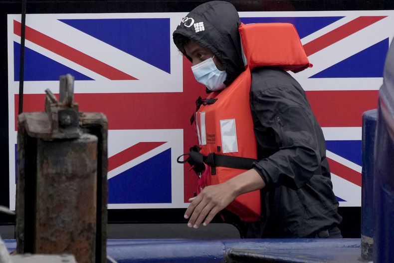 ARCHIVO - Un hombre que se cree es un migrante que cruzó desde Francia desembarca de un buque británico que lo recogió en el Canal de la Mancha, en Dover, Inglaterra, 13 de agosto de 2021. (AP Foto/Matt Dunham, File)