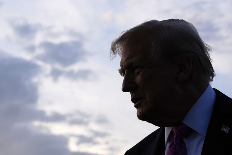 El presidente Donald Trump habla con periodistas antes de abordar el Air Force One en el aeropuerto de Morristown, el 14 de septiembre de 2025, en Morristown, Nueva Jersey (AP Foto/Alex Brandon)