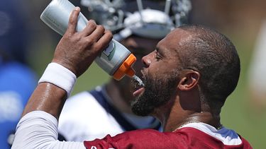 Dak Prescott, quarterback de los Cowboys de Dallas, se hidrata durante el campamento de entrenamiento del equipo, el miércoles 26 de julio de 2023, en Oxnard, California. (AP Foto/Mark J. Terrill)