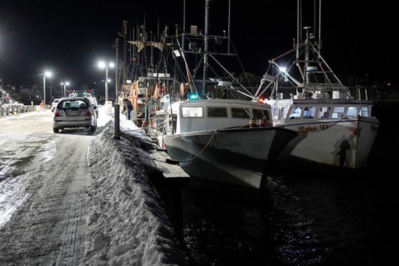 Botes pesqueros en Gloucester, Massachusetts, puerto del que salió un barco que se extravió en el mar con siete personas a bordo, el viernes 30 de enero de 2026. (AP Foto/Robert F. Bukaty)
