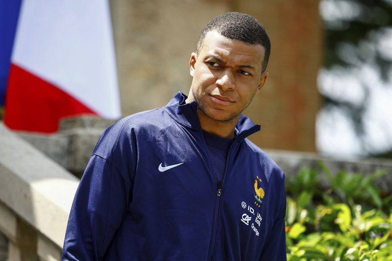 El delantero francés Kylian Mbappé en la ciudad deportiva de la selección nacional con miras a la Euro 2024, el lunes 3 de junio de 2024, en Clairefontaine. (Sarah Meyssonnier/Pool Foto vía AP)