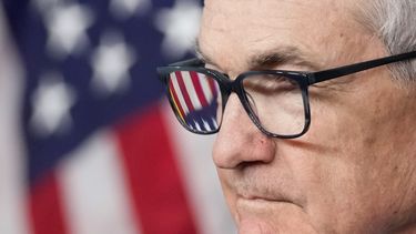 Una bandera estadounidense se refleja en los lentes del presidente de la Reserva Federal, Jerome Powell, mientras habla en una conferencia de prensa en la sede de la Fed, el 13 de diciembre de 2023, en Washington. (AP Foto/Alex Brandon, Archivo)