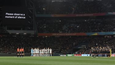 Jugadoras aguardan minuto de silencio por las victimas en el tiroteo registrado en Auckland previo al partido de la Copa Mundial de Fútbol Femenino entre Nueva Zelanda y Noruega, en Auckland, Nueva Zelanda. Jueves 20 de julio de 2023. (AP Foto/Rafaela Pontes)