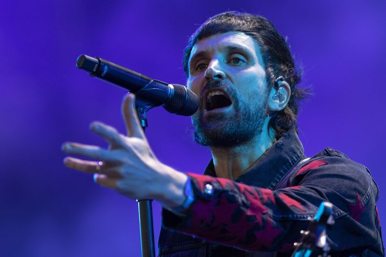 Sergio Pizzorno, vocalista de la banda británica Kasabian, durante su concierto en el festival Corona Capital en la Ciudad de México, el sábado 18 de noviembre de 2023. (Foto AP/Alejandro Godínez)