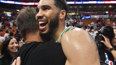 Jayson Tatum, de los Celtics de Boston, festeja la victoria sobre el Heat de Miami en el sexto partido de la final de la Conferencia Este, el sábado 27 de mayo de 2023 (AP Foto/Michael Laughlin)